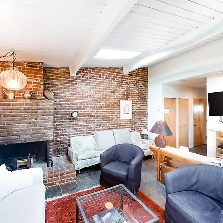 Captain'S Quarters